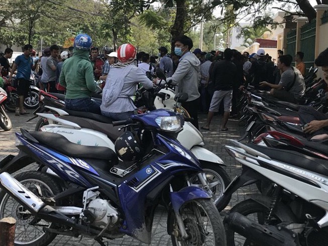 Gần trăm người tụ tập đòi tiền đào tạo lái xe