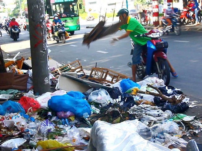 Ném phịch bịch rác, bị xử phạt 4 triệu đồng