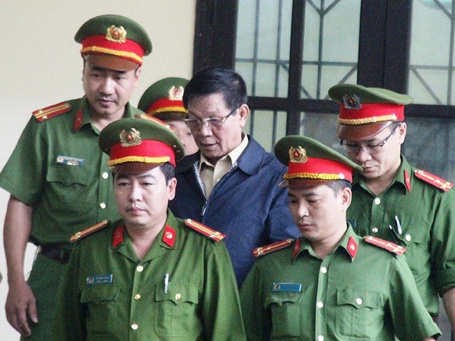Bán nhà, vợ bỏ vì cờ bạc do 2 cựu tướng công an ‘bảo kê’