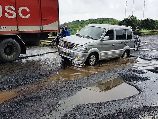 Mưa lớn, quốc lộ 1 qua Phú Yên như ruộng cày