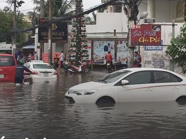 TP.HCM lênh láng nước sau bão số 9
