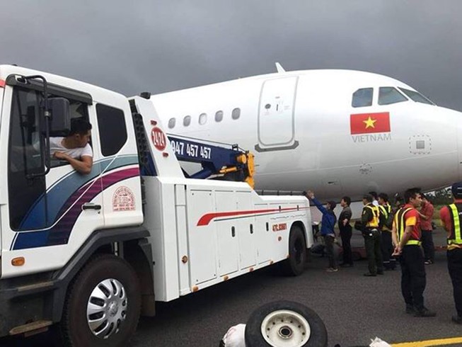 Sự cố máy bay rớt bánh: Thu bằng phi công có đúng luật?