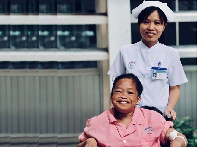 Điều dưỡng hát tiếp sức cho cô gái mù suy thận
