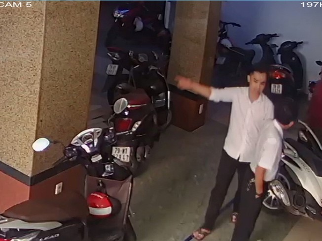 Thư ký tòa bị tố dính líu đến nhà của đương sự