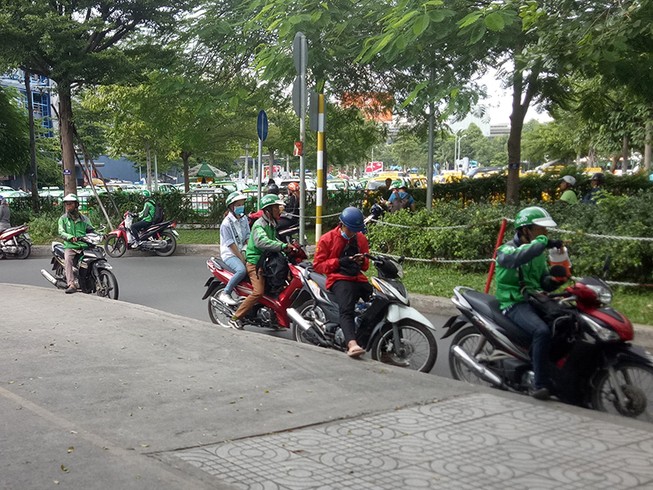 GrabBike dùng chiêu độc 'chặt chém' khách ở Tân Sơn Nhất