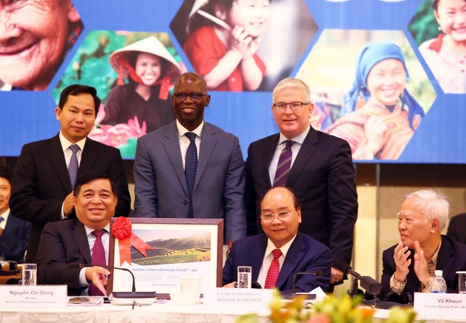 Thủ tướng Nguyễn Xuân Phúc cùng các đại biểu tại “Diễn đàn cải cách và phát triển Việt Nam” diễn ra ngày 5-12- Ảnh: C.L