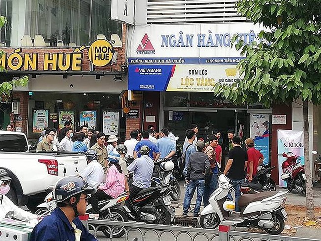 Truy bắt kẻ cướp tiền tỉ một ngân hàng ở quận Bình Thạnh