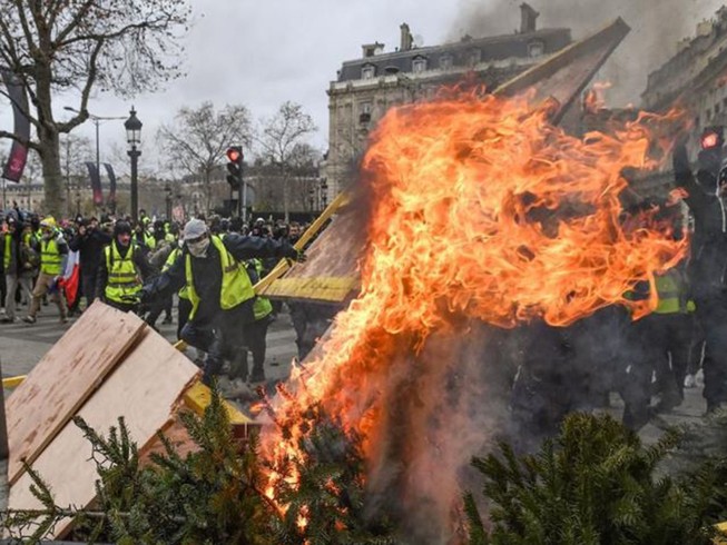 Dân Pháp đòi ông Macron từ chức