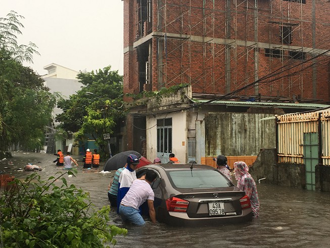 Trận mưa lịch sử nhấn chìm TP Đà Nẵng