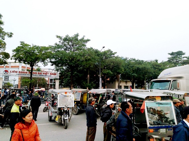 Đám đông tiếp tục gây sức ép với VFF