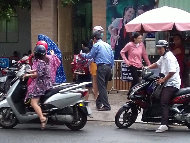 Thầy hiệu trưởng suốt 7 năm đứng đón học sinh