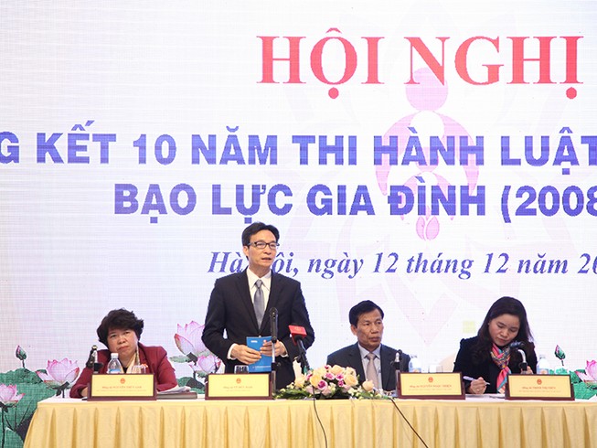 Bạo lực gia đình: Vợ lột đồ chồng vì quá uất ức!