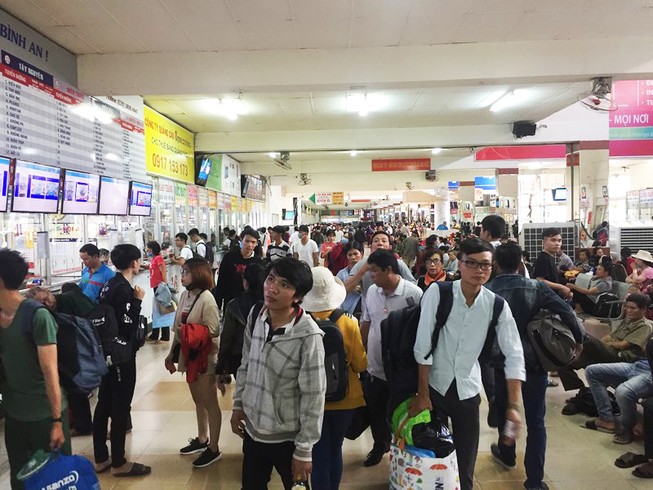 TP.HCM: Vé tàu Tết đã khan, vé xe vẫn chưa bán