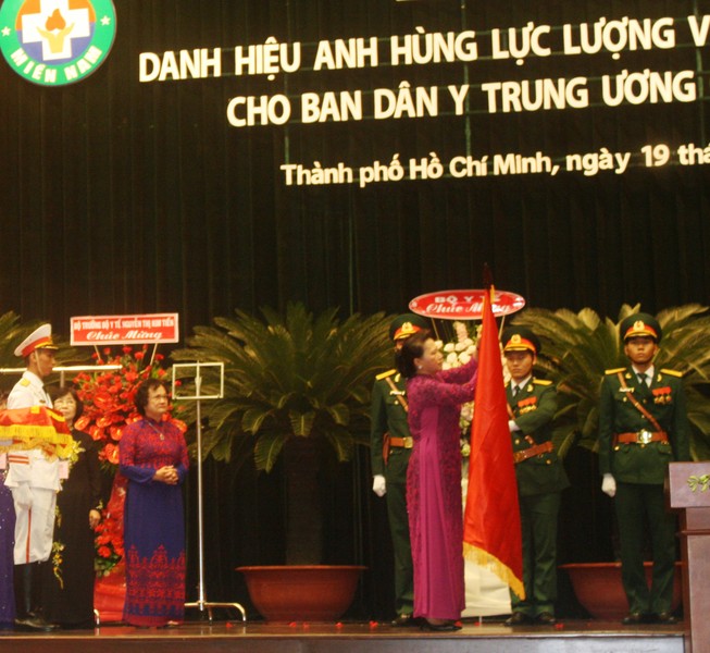 Ban Dân y Trung ương Cục miền Nam nhận danh hiệu anh hùng