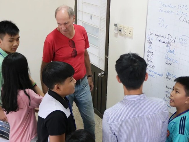 Ông Tây, bà Tây dạy tiếng Anh miễn phí
