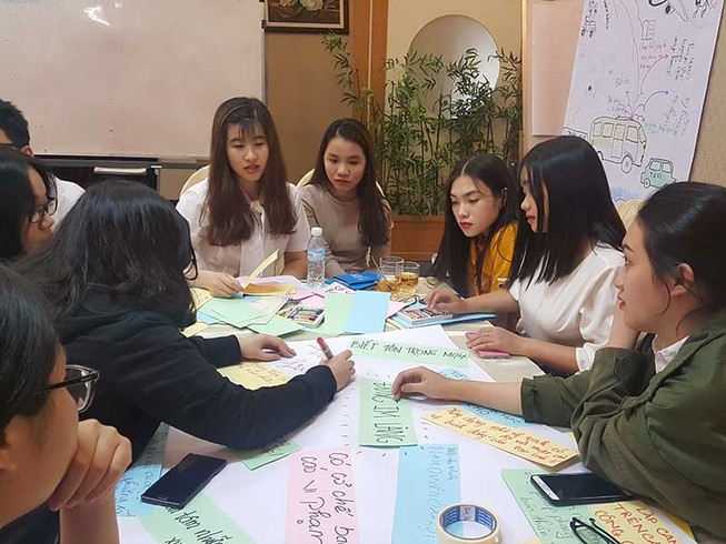 Cha mẹ còn thờ ơ khi con bị quấy rối trên xe buýt