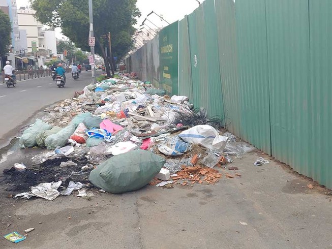 Đường Phan Văn Trị có bãi rác lớn