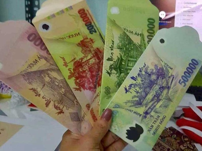 In bao lì xì hình tiền độc, lạ: Trái luật!