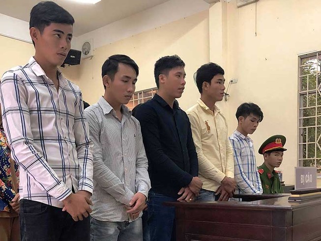 Trả tự do cho 9 bị cáo ngay tại tòa