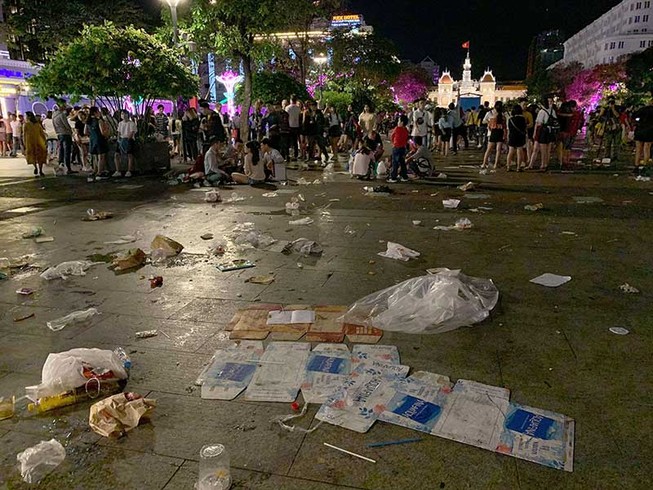 Khắp nơi ngập rác sau Tết dương lịch 2019