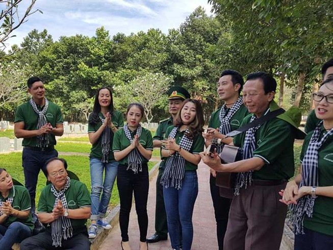 Hát giữa 5.000 ngôi mộ vô danh