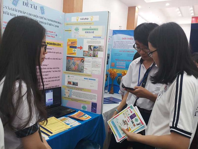 Học sinh ‘sợ hãi’ khi thiếu điện thoại
