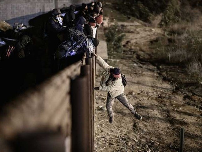 Ông Trump gặp rủi ro nếu xây tường Mexico