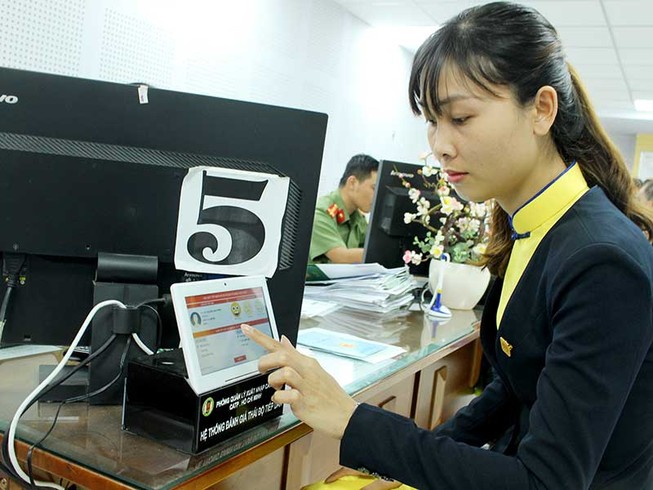 Dân chấm điểm công an xuất nhập cảnh TP.HCM