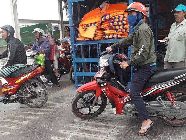 Phớt lờ quy định mặc áo phao khi qua đò