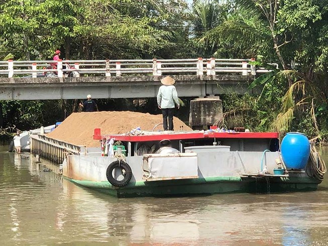 Xin xây tặng cây cầu 7,3 tỉ nhưng… vướng 2 hộ dân