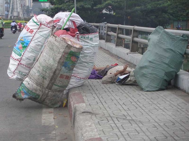 Thật nguy hiểm khi ngủ trên cầu thế này