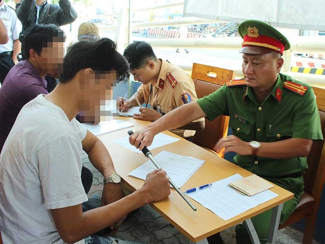 CSGT lập chốt ở Cát Lái kiểm tra ma túy tài xế