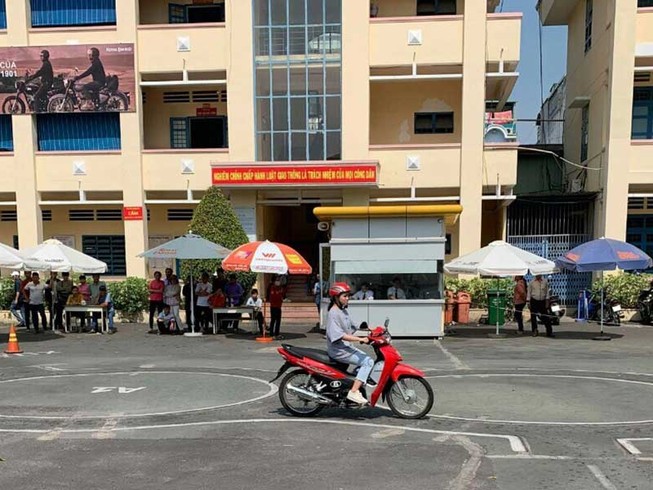 Nhộn nhịp đi thi bằng lái cuối năm