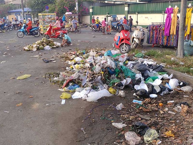 Ngán ngẩm vì đường bị lấn chiếm để buôn bán, xả rác