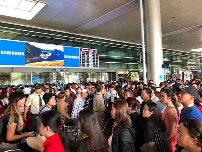 ‘Biển người’ đón Việt kiều ở sân bay Tân Sơn Nhất
