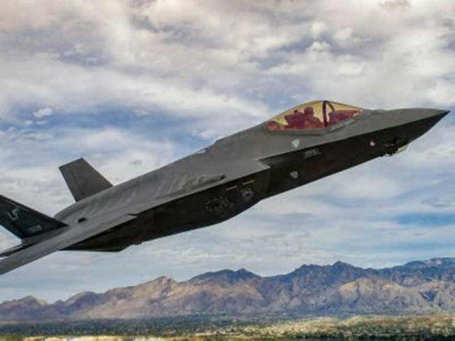Tàu sân bay Anh chở ‘tia chớp’ F-35 vào biển Đông