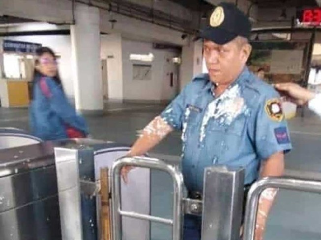 Nữ sinh TQ hất chén đậu hũ vào sĩ quan Philippines gây ‘bão’