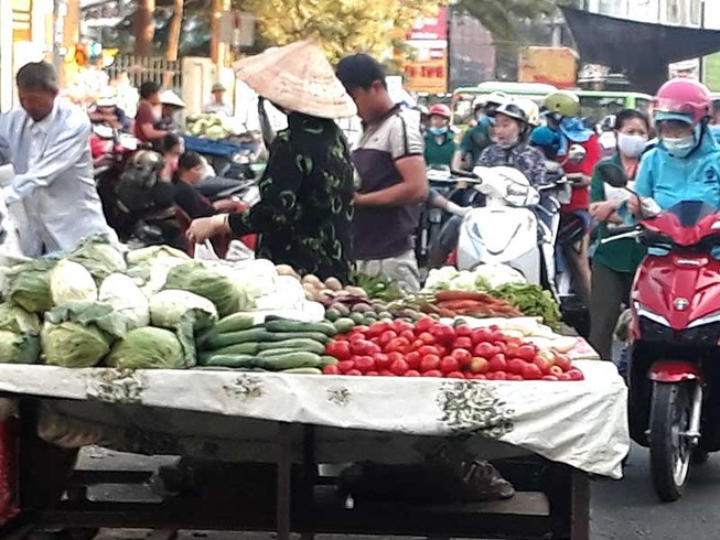 Dẹp chợ tự phát: Khó cũng phải làm!