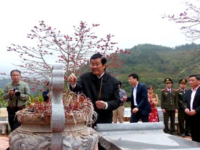 Nguyên Chủ tịch nước tri ân anh hùng, liệt sĩ tại Vị Xuyên