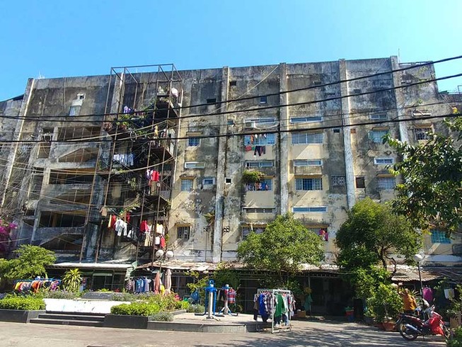 Chung cư ‘nát’ uy hiếp an toàn hàng trăm hộ dân