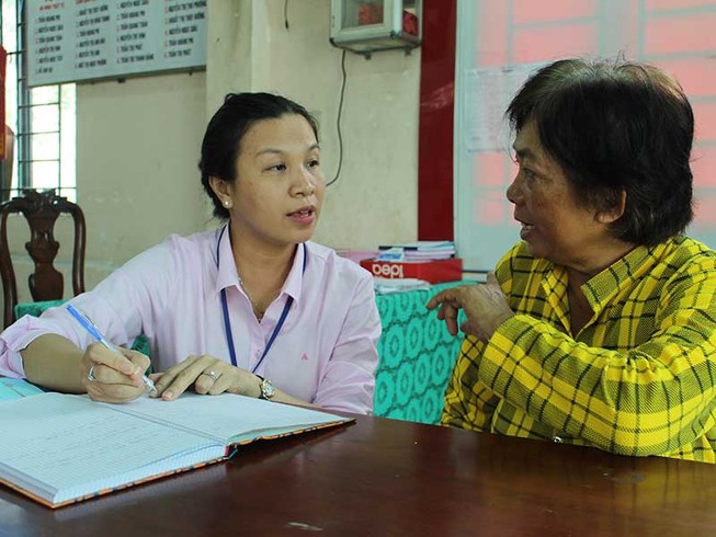 Cán bộ về tận khu phố làm thủ tục cho dân