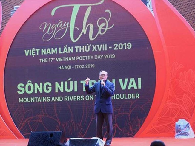 Chủ đề ‘Sông núi trên vai’ dịch sang tiếng Anh gây xôn xao