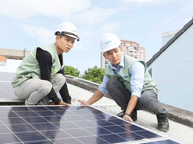 Dân TP.HCM thích thú với điện năng lượng mặt trời