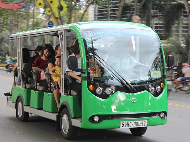 Xe buýt điện, trạm đón taxi lãng phí từng ngày