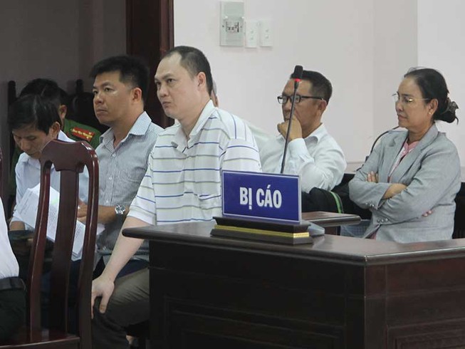 Dừng phiên xử để VKS… xin ý kiến cấp trên