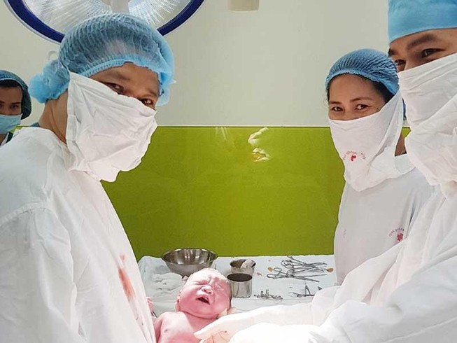 Vị phó giáo sư luôn miệt mài ngồi bàn khám
