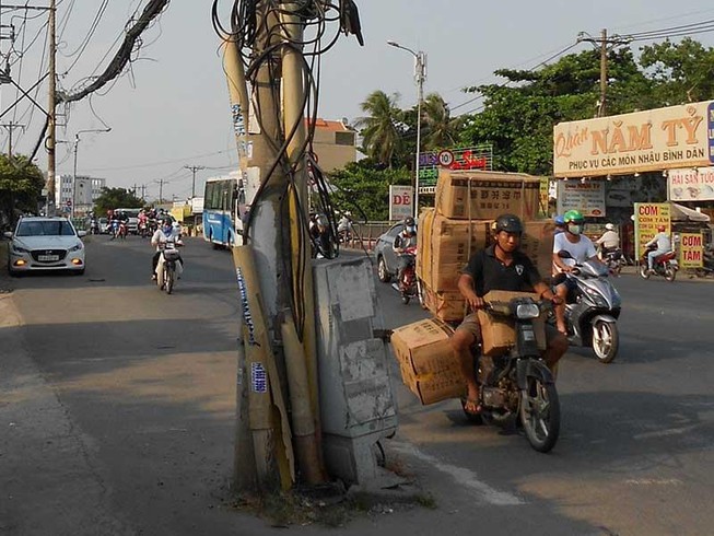 Cây trụ điện nguy hiểm