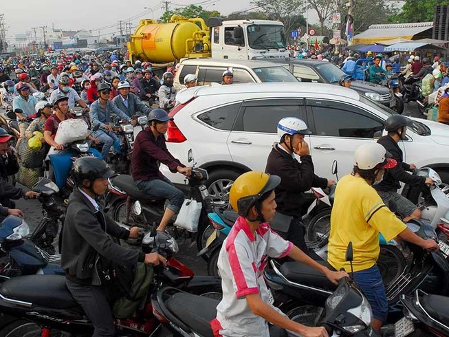 Cấm xe máy: Cần giải pháp ‘kéo và đẩy’