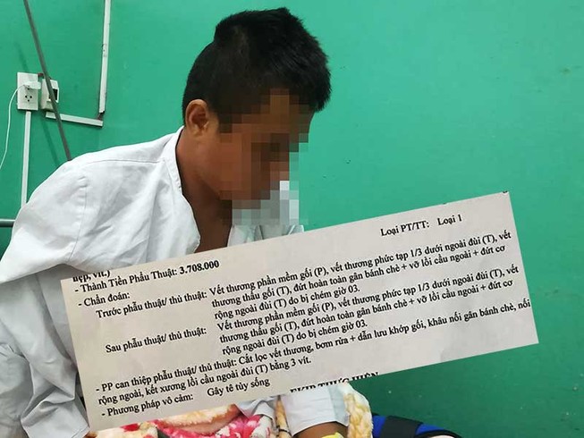 Nhiều thanh niên vây, chém người trên sân bóng