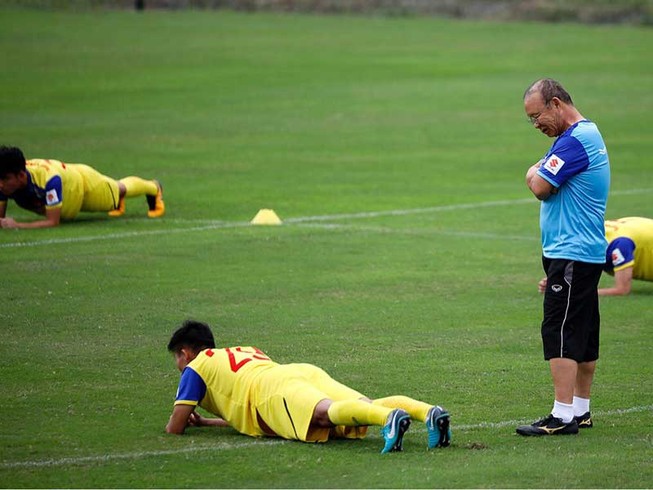 U-23 Việt Nam vã mồ hôi nhưng đầy ắp tiếng cười